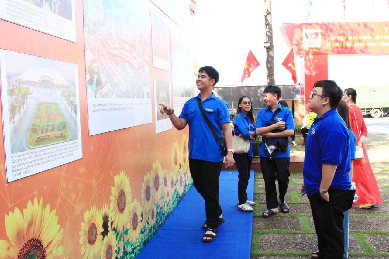 Triển lãm ảnh 'Từ kỷ nguyên độc lập, thống nhất đất nước đến kỷ nguyên vươn mình của dân tộc'