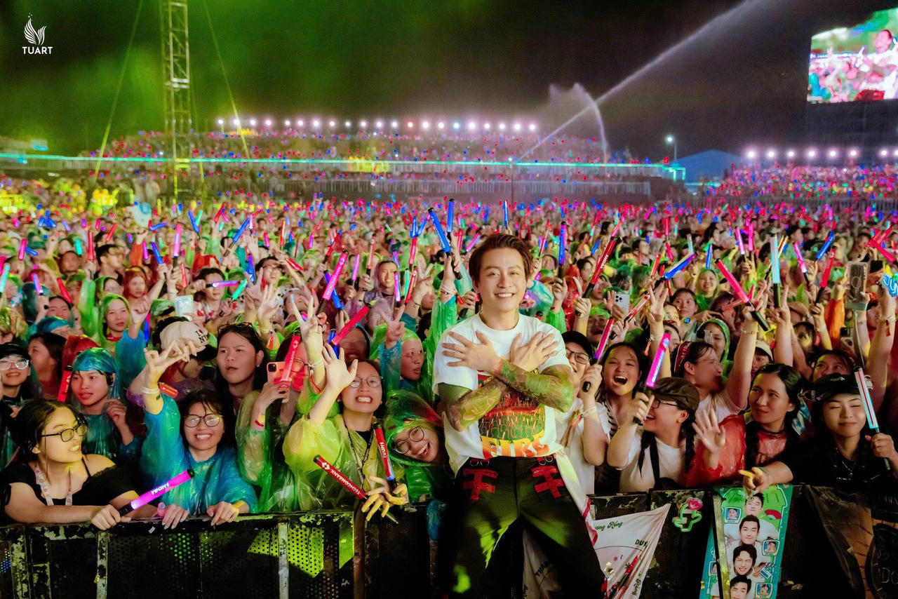 Nam ca sĩ "Hỏa ca" giao lưu và chụp ảnh với khán giả tại đêm concert "Anh trai vượt ngàn chông gai" (FBTH).