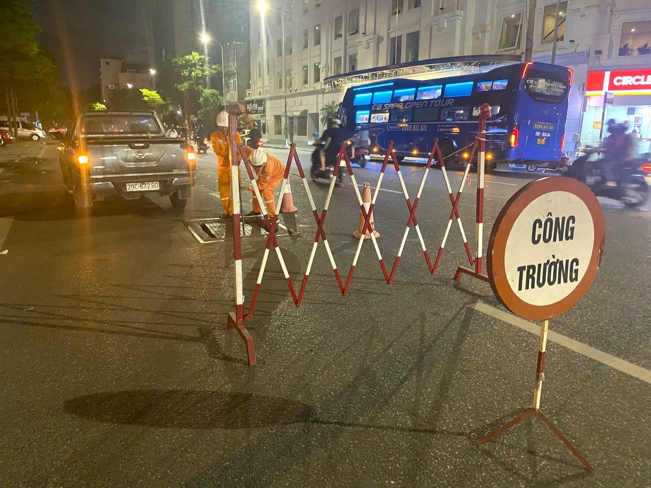 Công nhân EVNHANOI kiểm tra tuyến cáp ngầm 110kV phục vụ Đại lễ 2/9