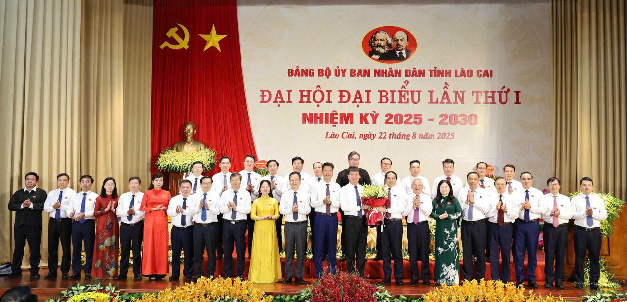 Thường trực Tỉnh uỷ Lào Cai và Đoàn công tác của Tổ Biên tập Văn kiện Đại hội XIV của Đảng tặng hoa và chụp ảnh lưu niệm với Đoàn đại biểu của Đảng bộ UBND tỉnh  dự  Đại  hội Đảng bộ tỉnh nhiệm kỳ 2025 - 2030.