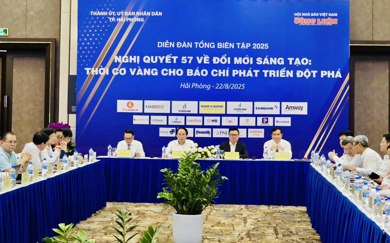 

















Các đại biểu chủ trì diễn đàn. 



