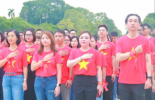 Trong không khí trang nghiêm, thiêng liêng lời bài hát Quốc ca vang lên đã để lại nhiều xúc động và niềm tự hào sâu sắc trong lòng mỗi người lao động.
(Nguồn: Báo Công Thương)