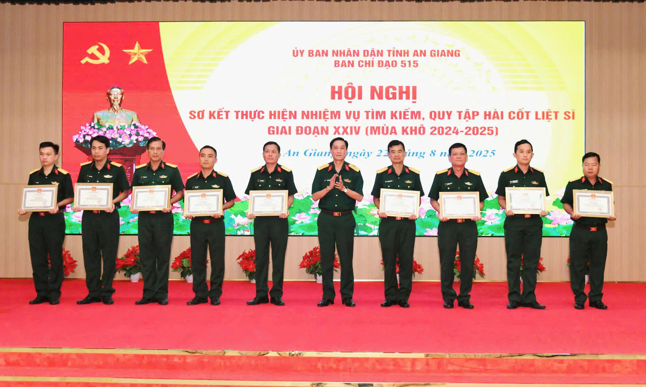 UBND tỉnh đã tặng bằng khen cho 5 tập thể và 12 cá nhân vì đã có thành tích xuất sắc trong công tác tìm kiếm, quy tập hài cốt liệt sỹ giai đoạn XXIV (mùa khô 2024 – 2025).