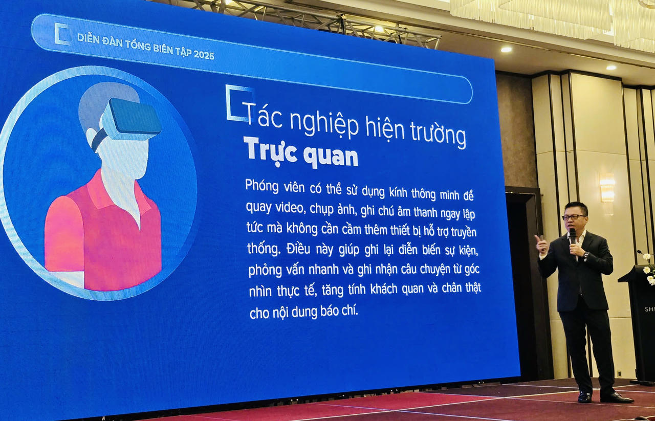 Ông Lê Quốc Minh, Tổng Biên tập Báo Nhân Dân, Chủ tịch Hội Nhà báo Việt Nam trình bày tổng quan về công nghệ báo chí trong tương lai.