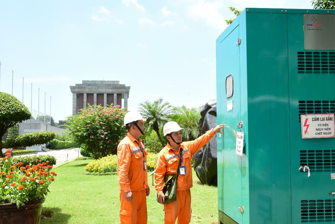 Thợ điện Thủ đô 'trực chiến' chuẩn bị Đại lễ 2/9