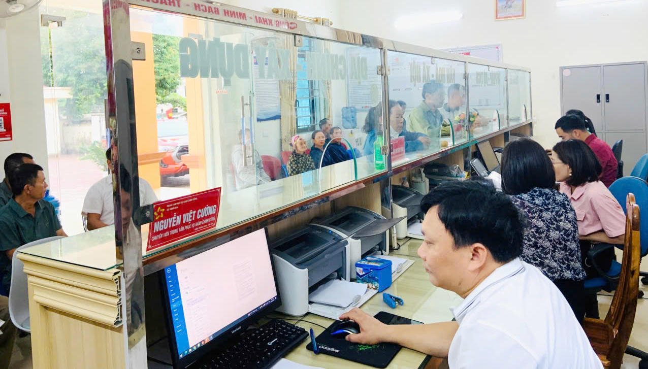 Người dân giao dịch tại Trung tâm phục vụ hành chính công xã Nghĩa Mai