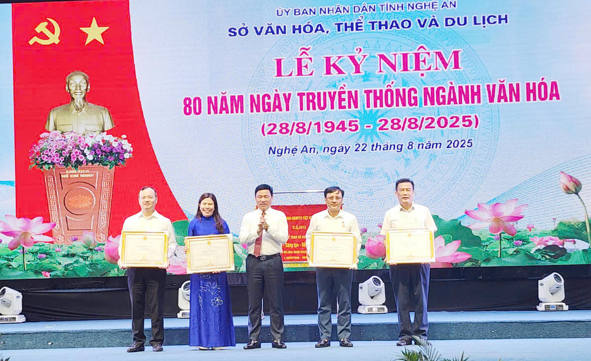 Các tập thể có thành tích xuất sắc trong công tác Văn hoá được tặng Bằng khen.