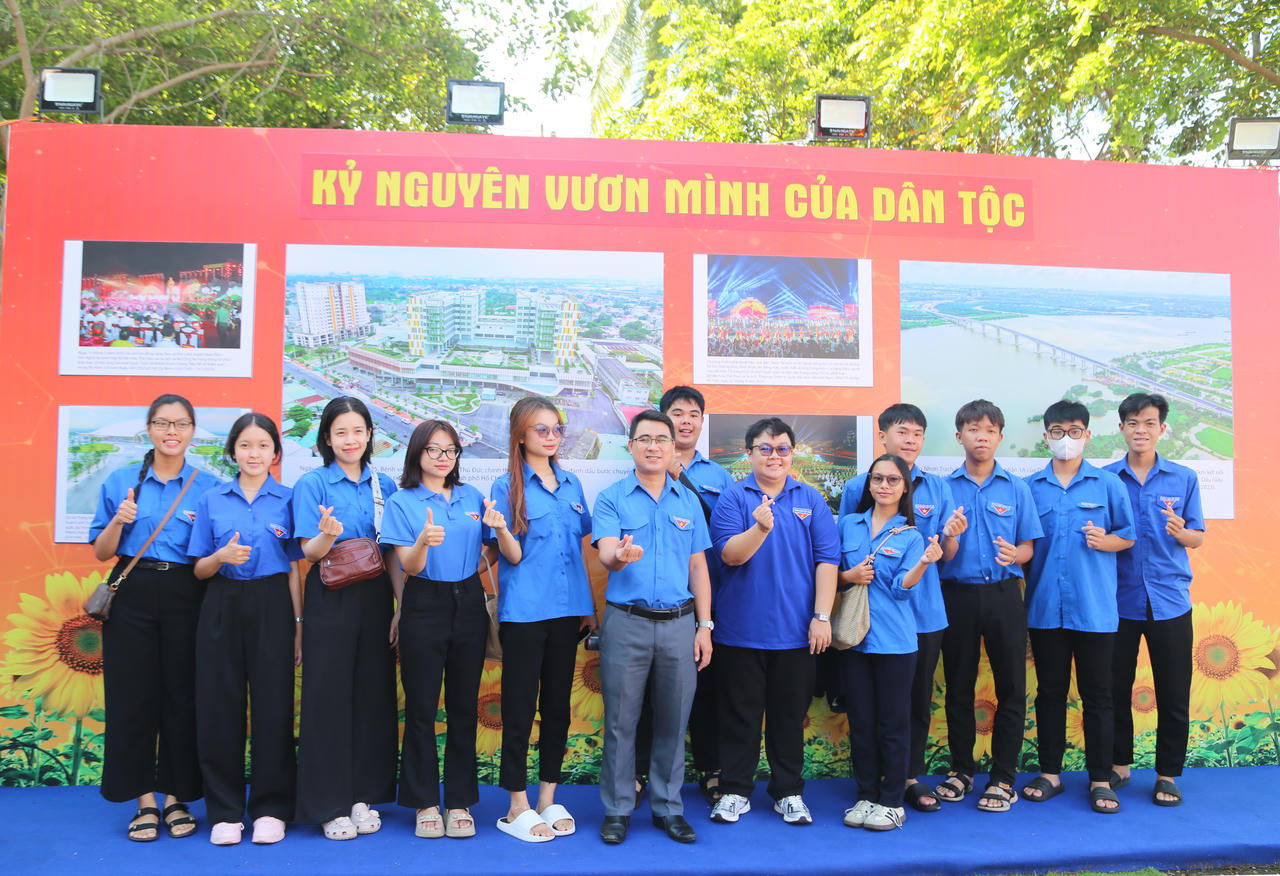 Các đại biểu, người dân, du khách tham quan và chụp ảnh lưu niệm tại triển lãm. Ảnh: BTC