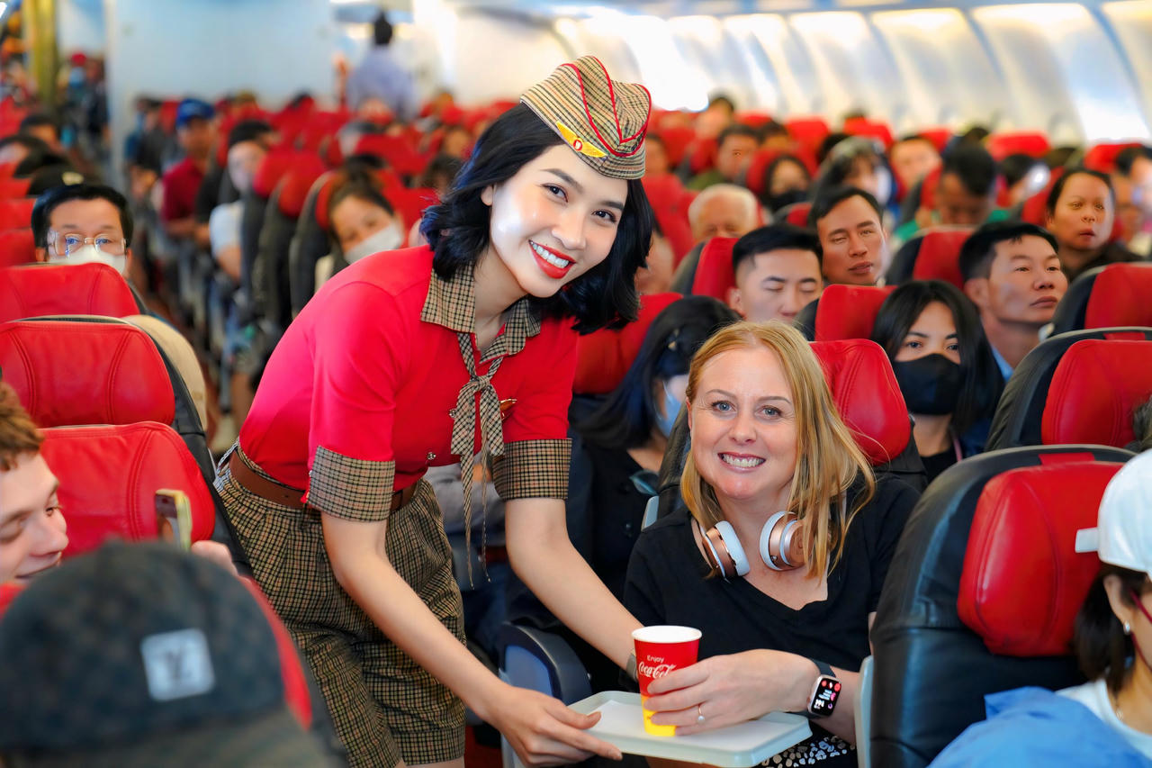 Tiếp viên Vietjet phục vụ hành khách với nụ cười thân thiện