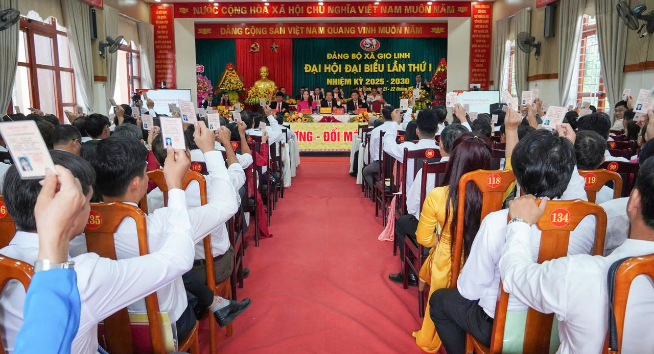 Các đại biểu biểu quyết thông qua Nghị quyết Đại hội với sự thống nhất cao.