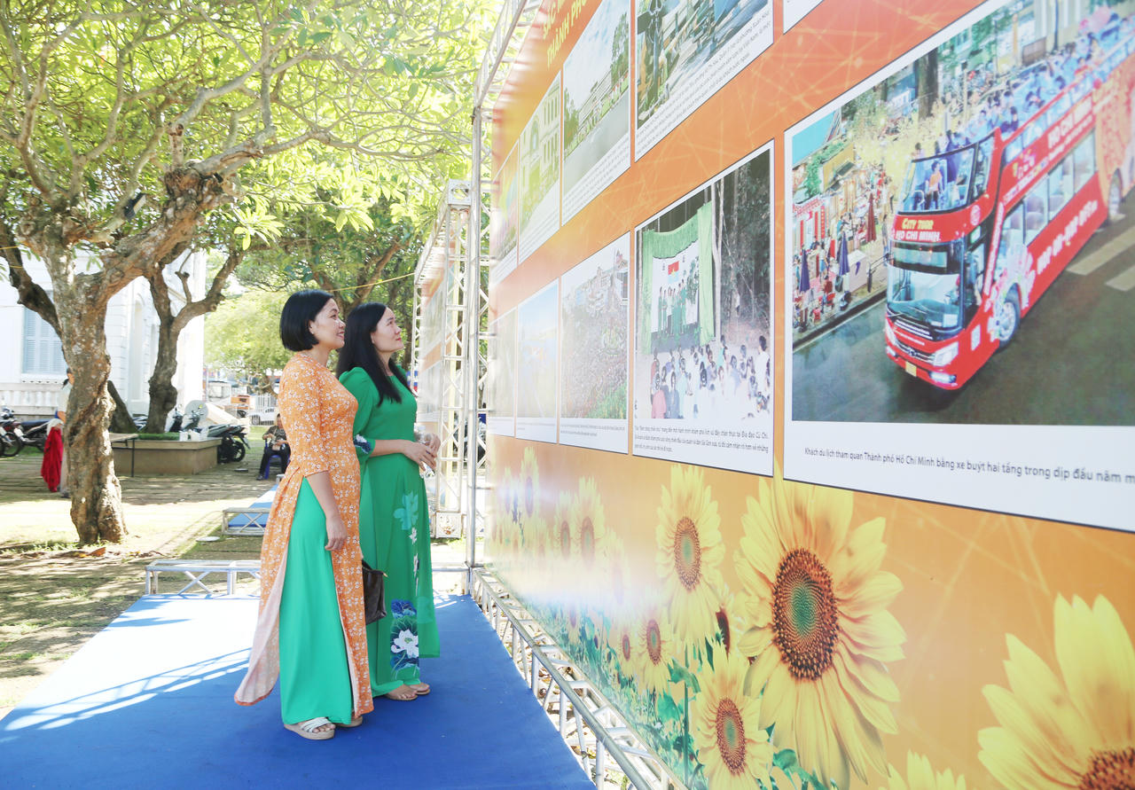 Triển lãm ảnh 'Từ kỷ nguyên độc lập, thống nhất đất nước đến kỷ nguyên vươn mình của dân tộc'