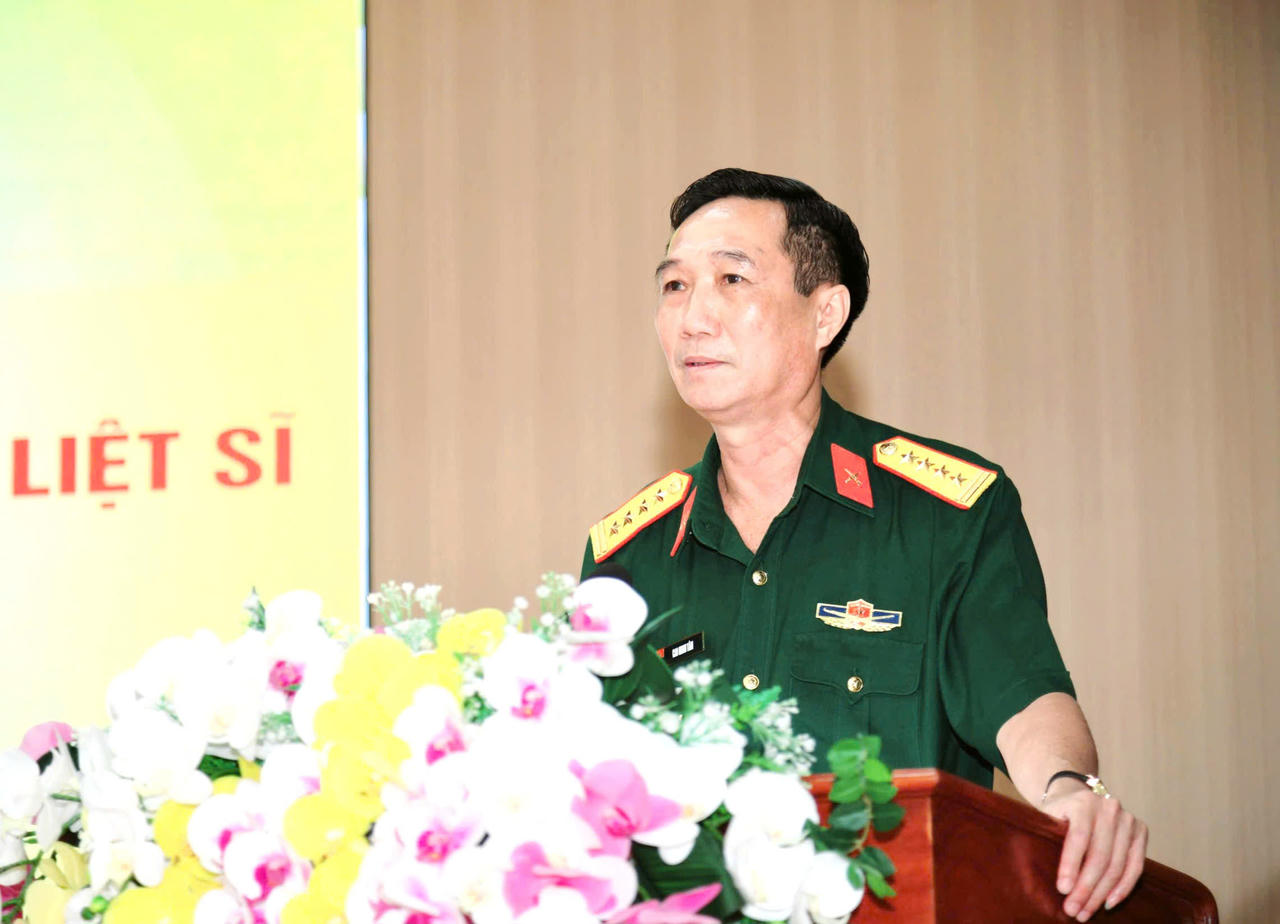 Đại tá Cao Minh Tâm, Phó Chính ủy Bộ CHQS tỉnh An Giang thông tin tại hội nghị.
