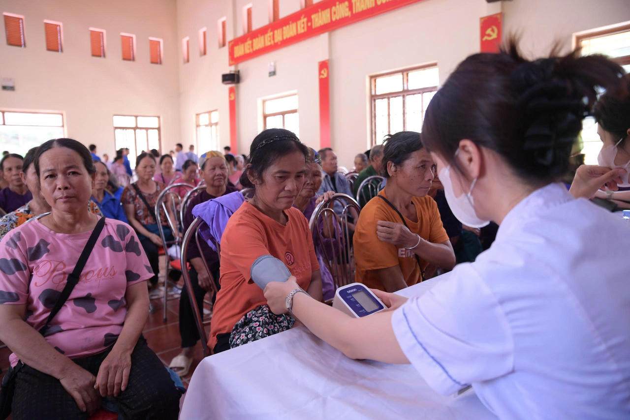Tư vấn sức khỏe và khám bệnh, cấp phát thuốc miễn phí cho người dân (Ảnh: Đ.Hải)