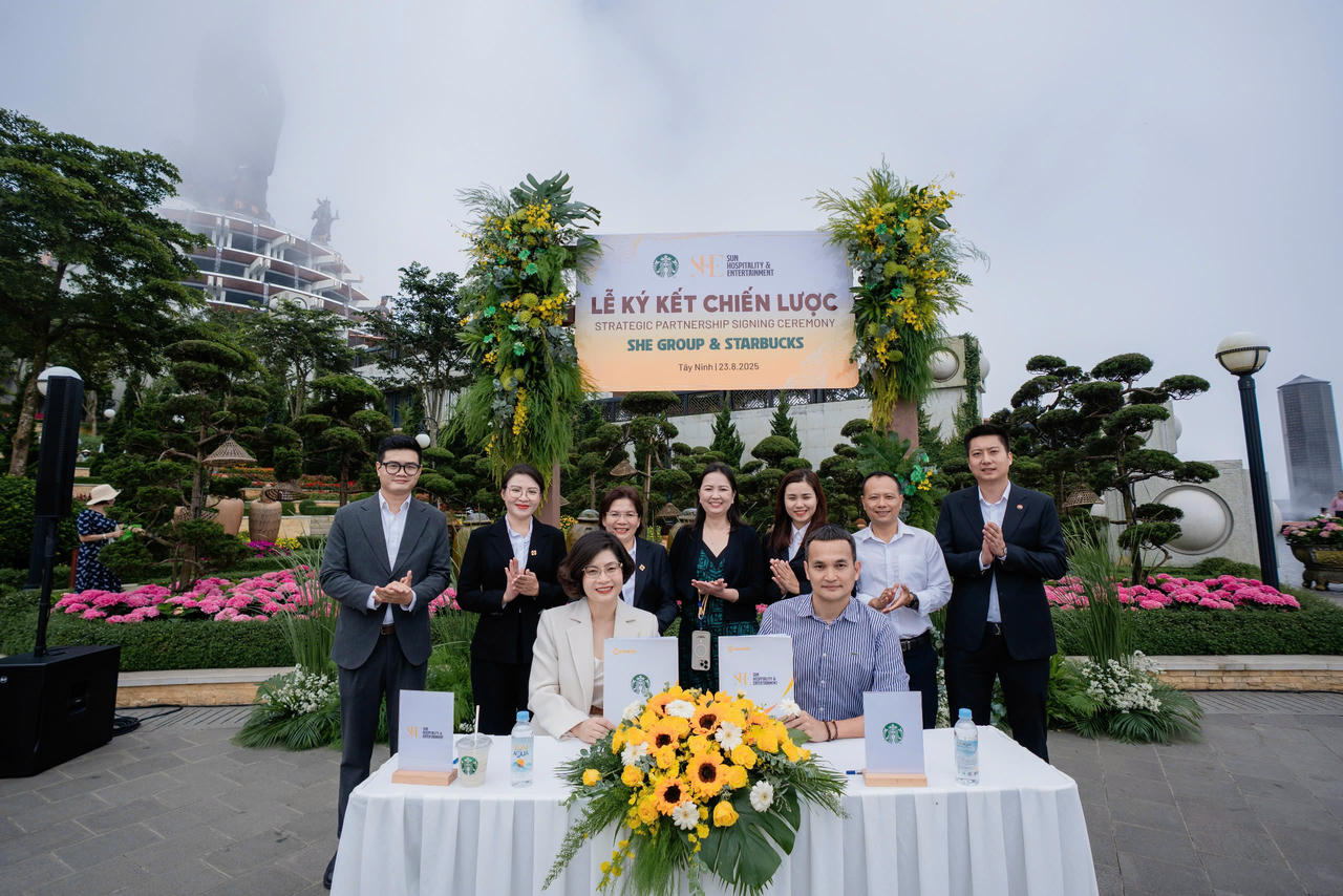 Lễ ký kết chiến lược giữa SHE và Starbucks diễn ra vào sáng 23/8/2025 tại KDL Sun World Ba Den Mountain  