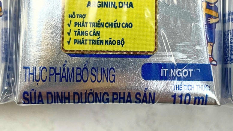 Một số sản phẩm dinh dưỡng dạng sữa có kèm thông tin thực phẩm bổ sung trên nhãn.