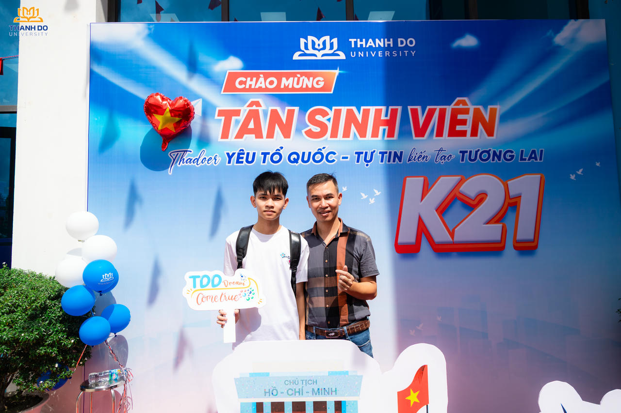 Nhiều phụ huynh vượt hàng trăm cây số để đồng hành cùng con, lặng lẽ dõi theo khi con chính thức bước vào cánh cửa đại học
