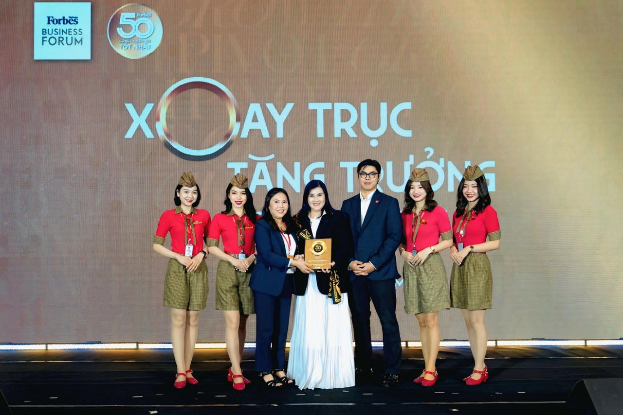 Thành viên HĐQT, Phó Tổng giám đốc, CFO Vietjet Hồ Ngọc Yến Phương (váy trắng) nhận giải thưởng Top 50 Công ty niêm yết tốt nhất Việt Nam
