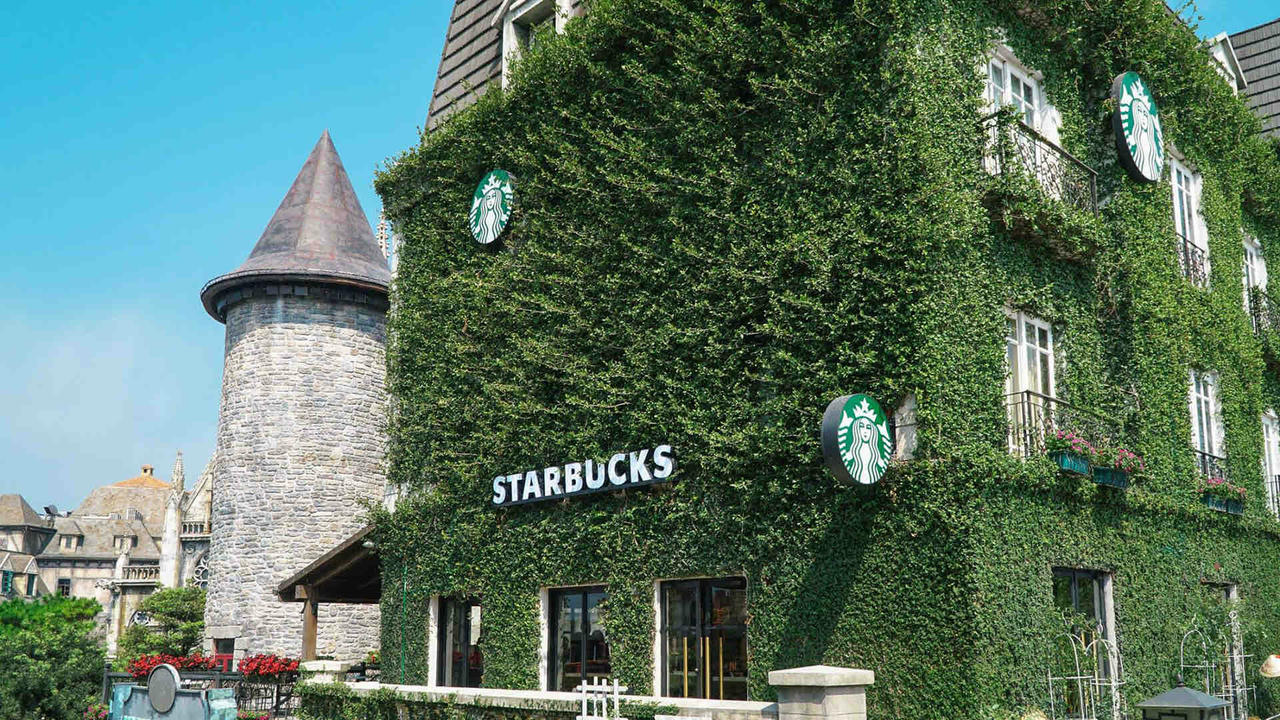 Cửa hàng Starbucks tại Làng Pháp - một trong những điểm check-in hot nhất tại Sun World Ba Na Hills  
