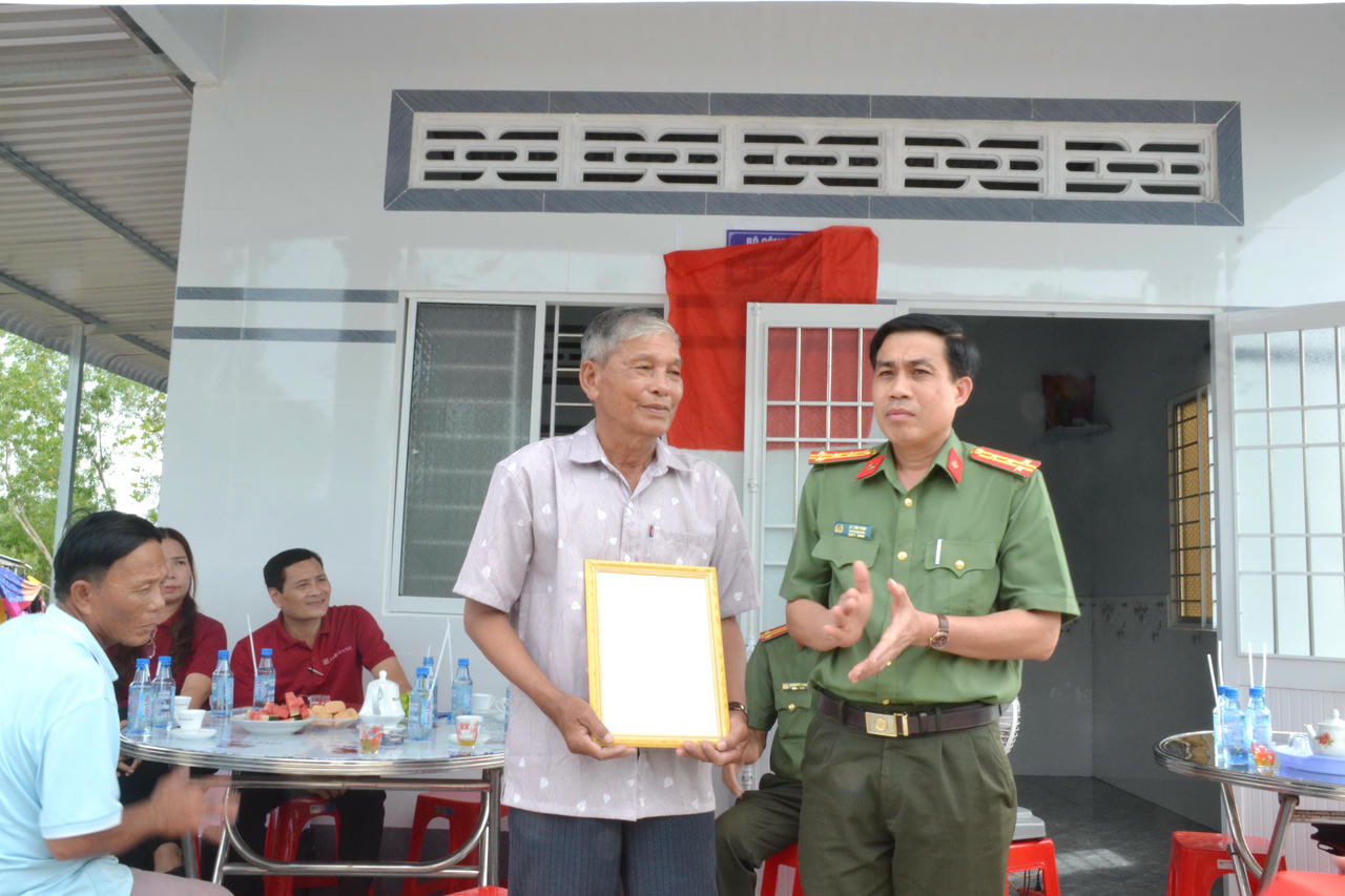 Đại tá Lê Tấn Vinh - Phó Bí thư Đảng ủy, Phó Giám đốc Công an tỉnh Cà Mau trao quyết định bàn giao nhà cho ông Nguyễn Bình Em (Hội viên Hội cựu CAND xã Trí Phải).