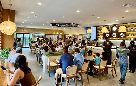 Thế giới cà phê Trung Nguyên Legend tại Portland, Oregan (Mỹ) thu hút rất đông khách hàng vì những trải nghiệm đặc biệt về cà phê và văn hóa cà phê Việt Nam. (Ảnh: T.N)