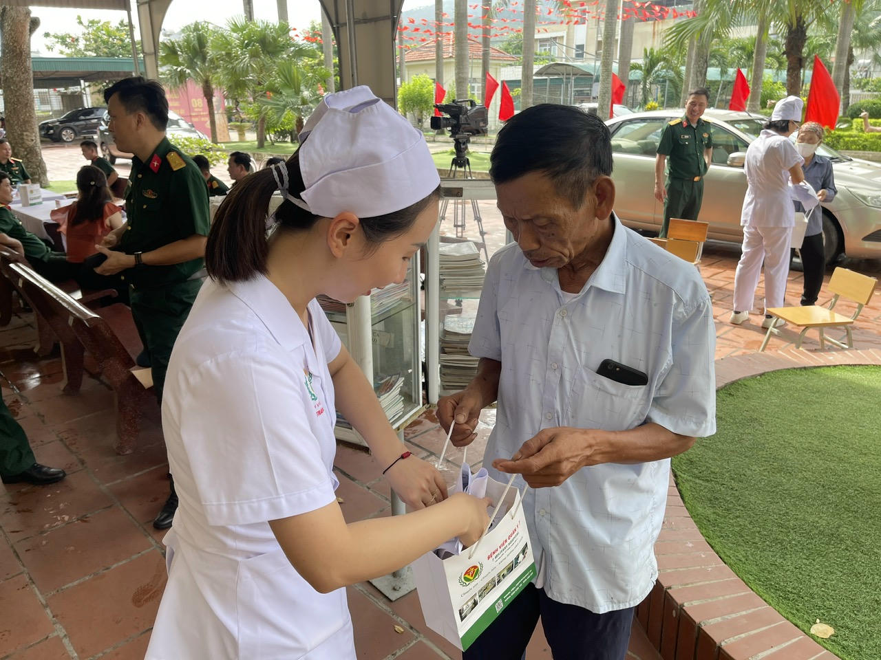 Sau khi dược thăm khám, Nhân dân được tặng thuốc và hướng dẫn sử dụng tận tình từ các y bác sĩ