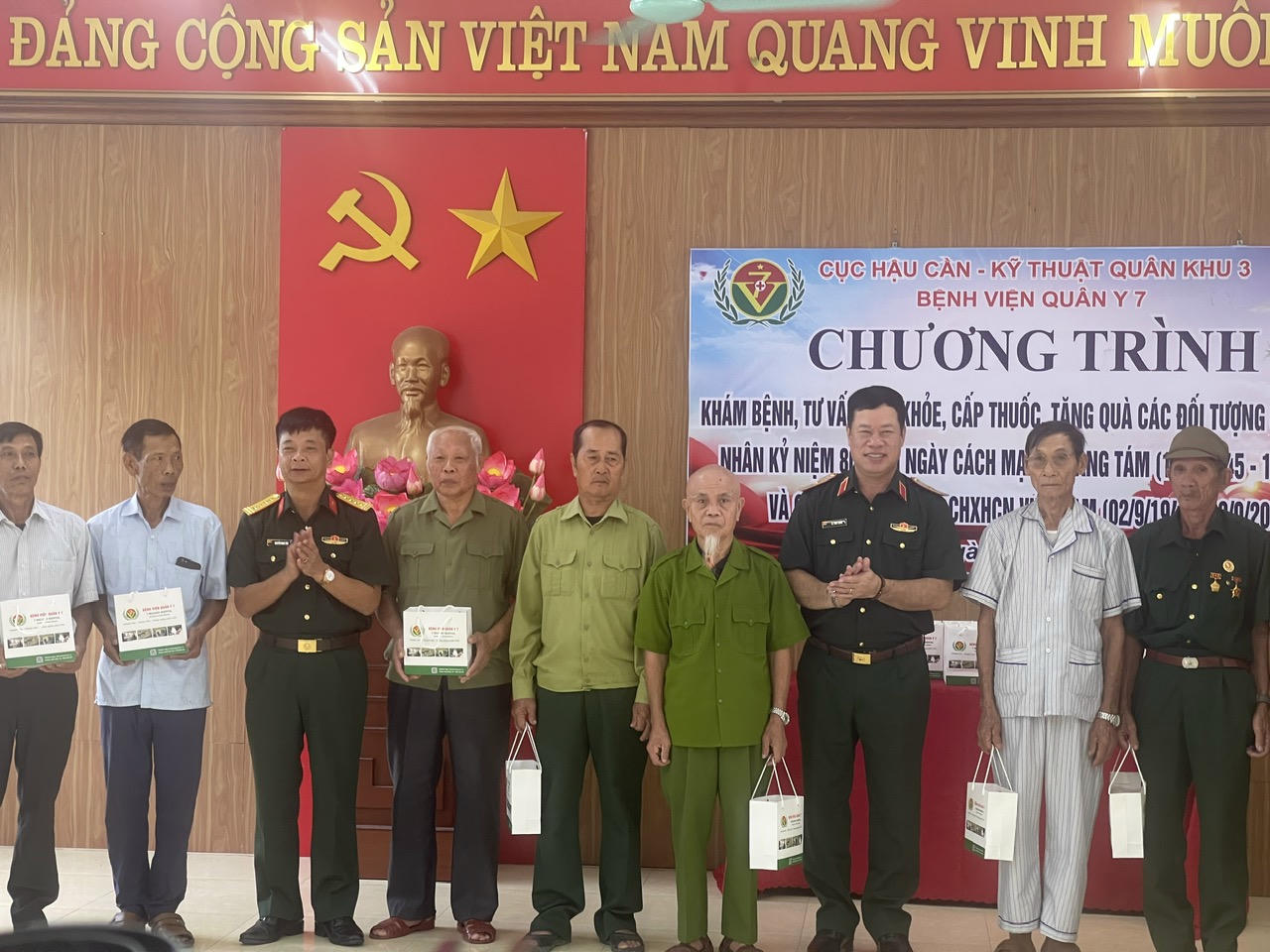 Thiếu tướng Lê Văn Long thăm, tặng quà tại Quảng Ninh