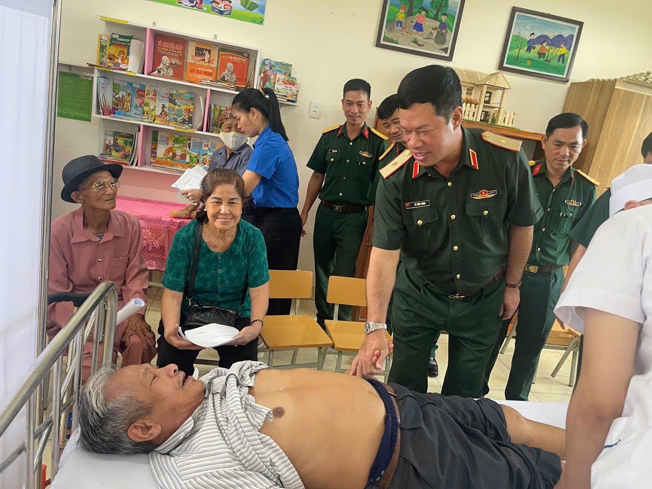 Thiếu tướng Lê Văn Long Phó Tư lệnh Quân khu 3  thăm, động viên người dân đến khám bệnh tại chương trình