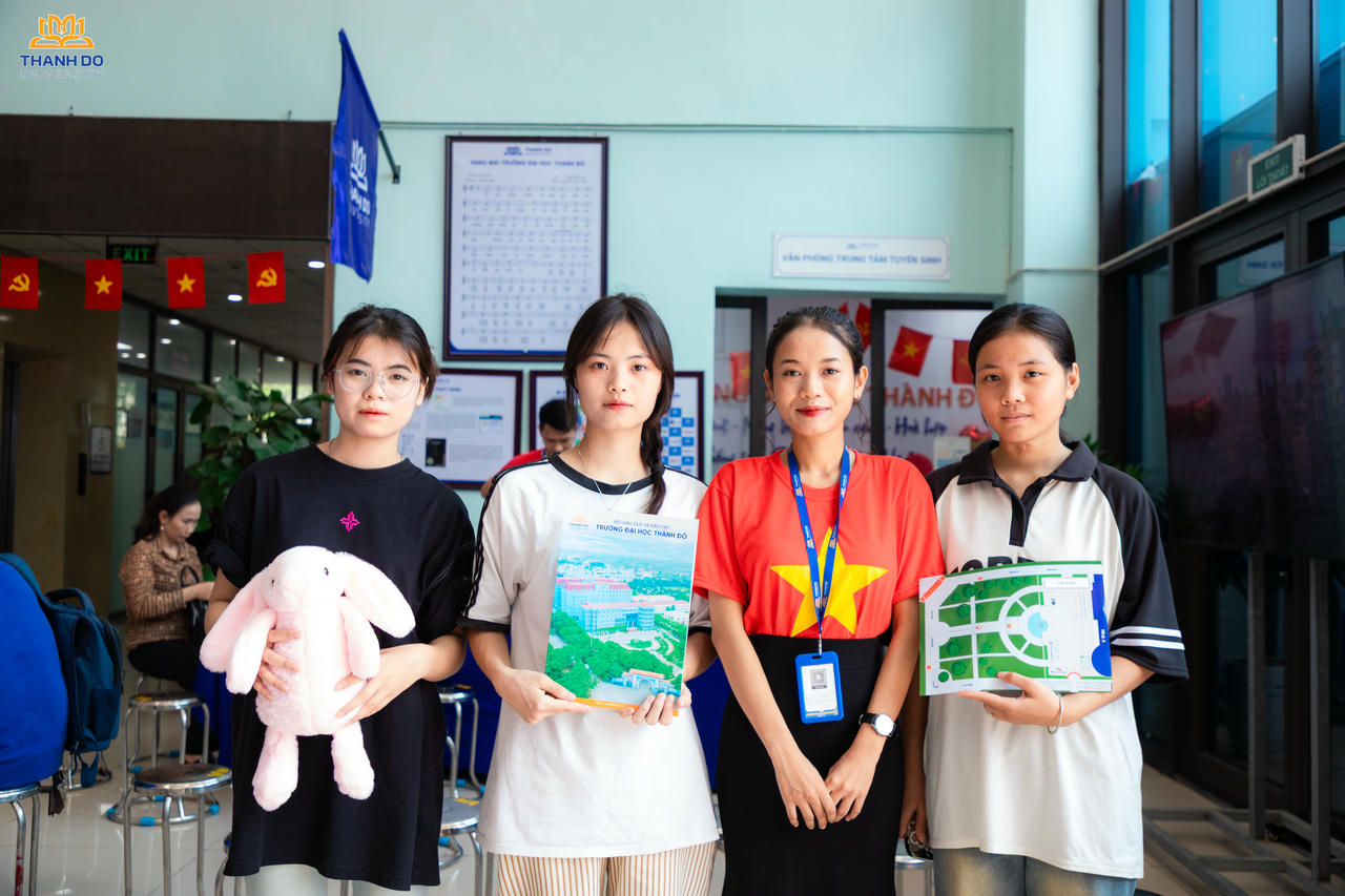 Không chỉ làm thủ tục, buổi nhập học còn là cơ hội để tân sinh viên gặp gỡ, làm quen với bạn mới, môi trường mới