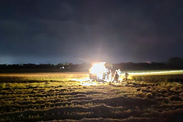 Nông dân Quảng Trị trắng đêm gặt lúa ‘chạy’ bão số 5