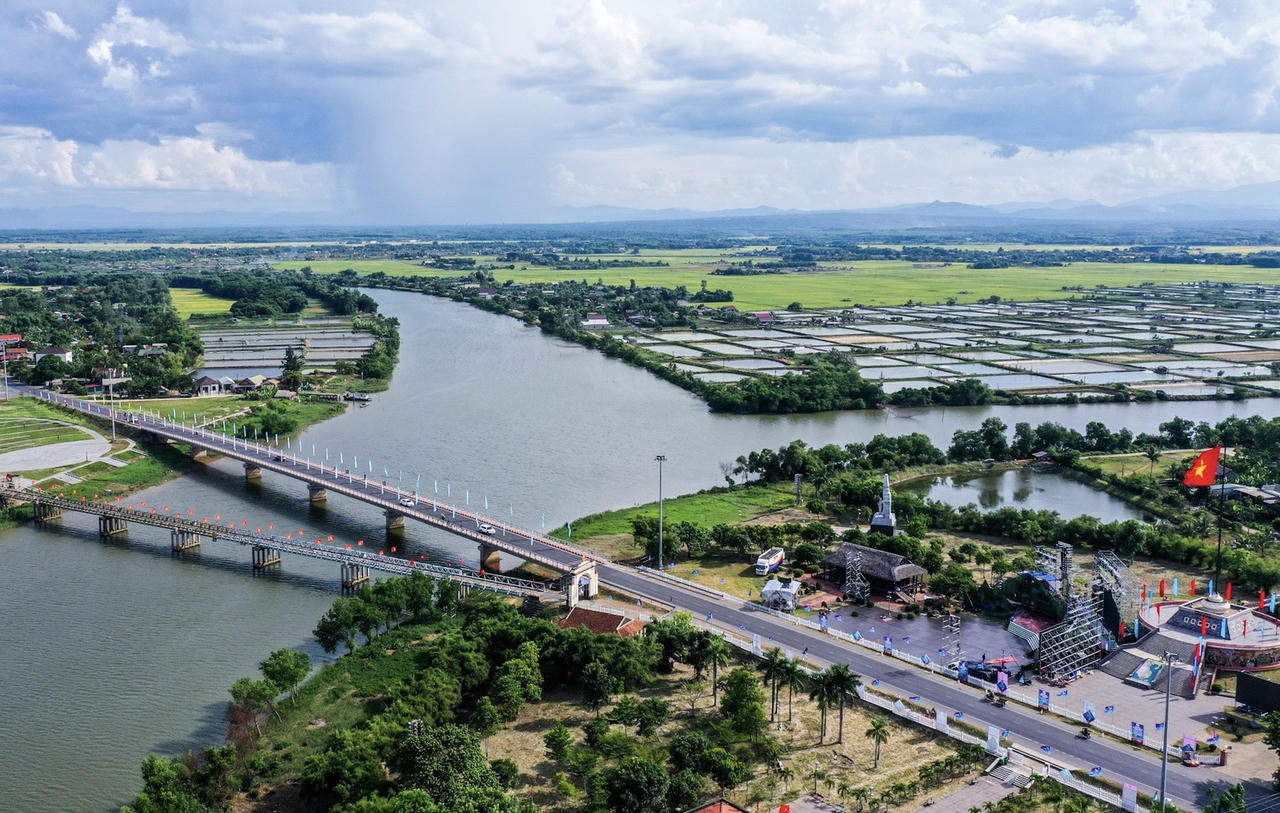 Tạm dừng đón khách tại Khu di tích Đôi bờ Hiền Lương - Bến Hải