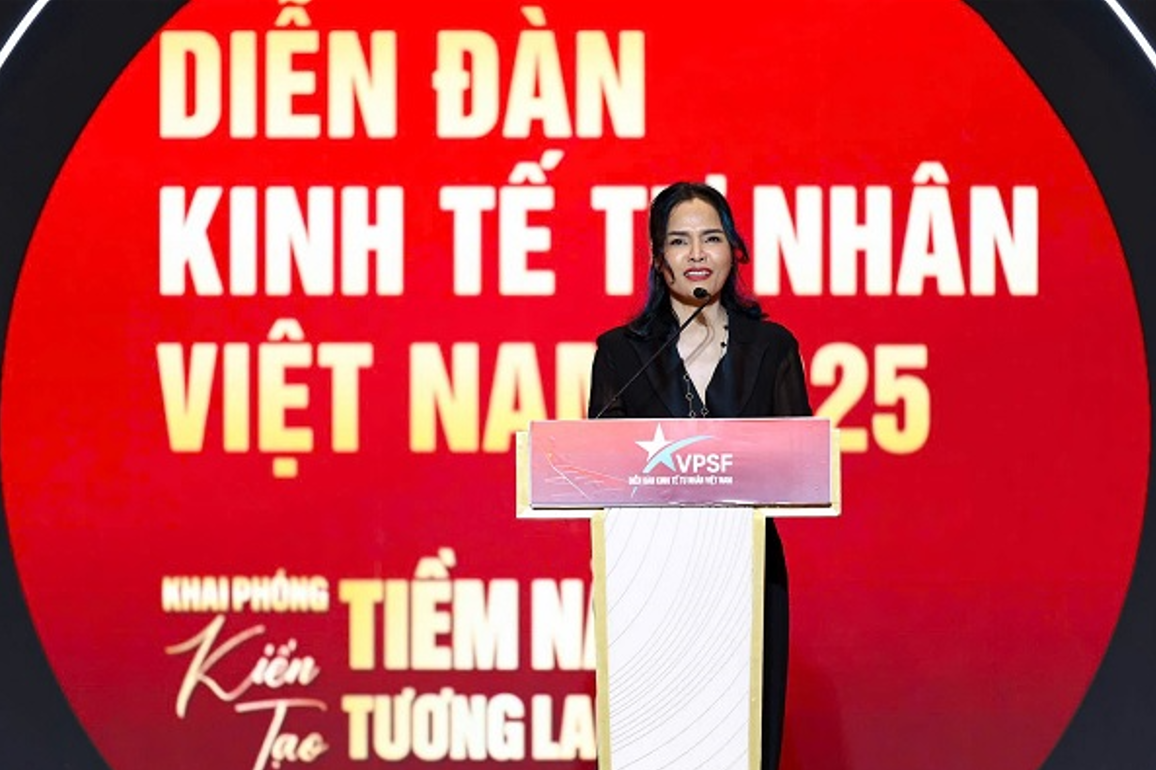 Bà Phạm Thị Bích Huệ - Phó Chủ tịch Trung ương Hội Doanh nhân trẻ Việt Nam, Trưởng Ban Tổ chức VPSF 2025 phát biểu tại diễn đàn