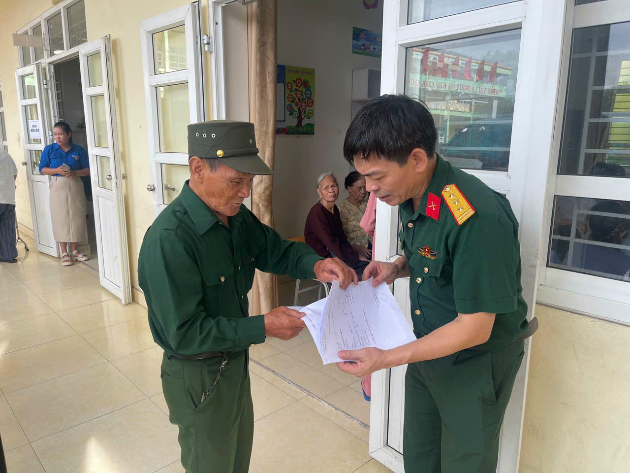 Hướng dẫn chu đáo nhiệt tình, trách nhiệm cho Nhân dân khi đến khám bệnh tại chương trình