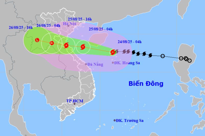 Bão giật cấp 15 cách Nghệ An hơn 600km