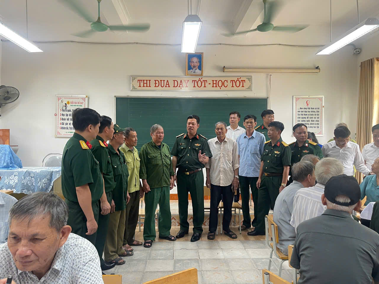 Thiếu tướng Lê Văn Long thăm hỏi, động viên CBCS, thầy thuốc, y bác sĩ làm nhiệm vụ tại chương trình