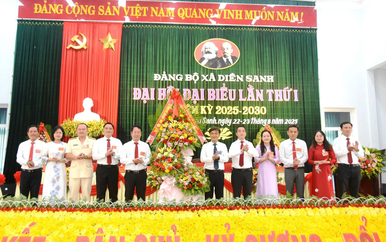 Lãnh đạo tỉnh Quảng Trị tặng hoa chúc mừng Ban Chấp hành Đảng bộ xã Diên Sanh nhiệm kỳ 2025 - 2030.