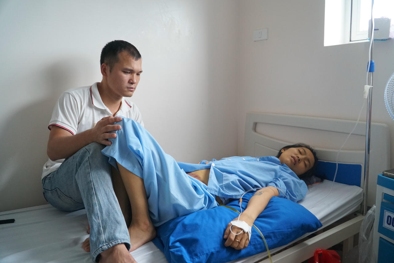 Chồng chị Ly ngày ngày chăm sóc vợ điều trị ung thư tuỵ di căn gan đa ổ. Ảnh: Tuyết Lan