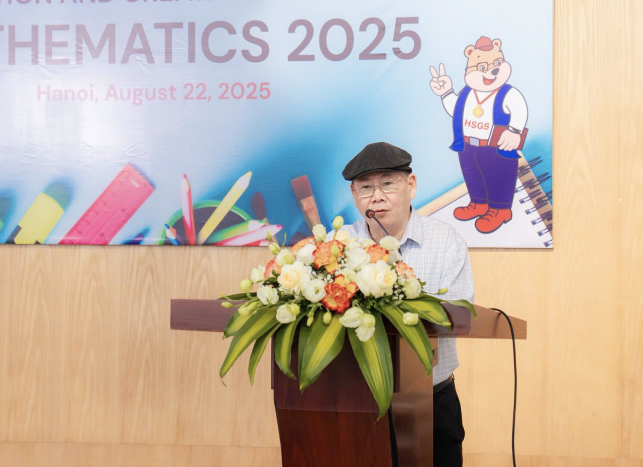 PGS.TS.NGND Nguyễn Vũ Lương - Chủ tịch Hội đồng Khoa học và Đào tạo Trường THPT Chuyên Khoa học Tự nhiên phát biểu tại cuộc thi.