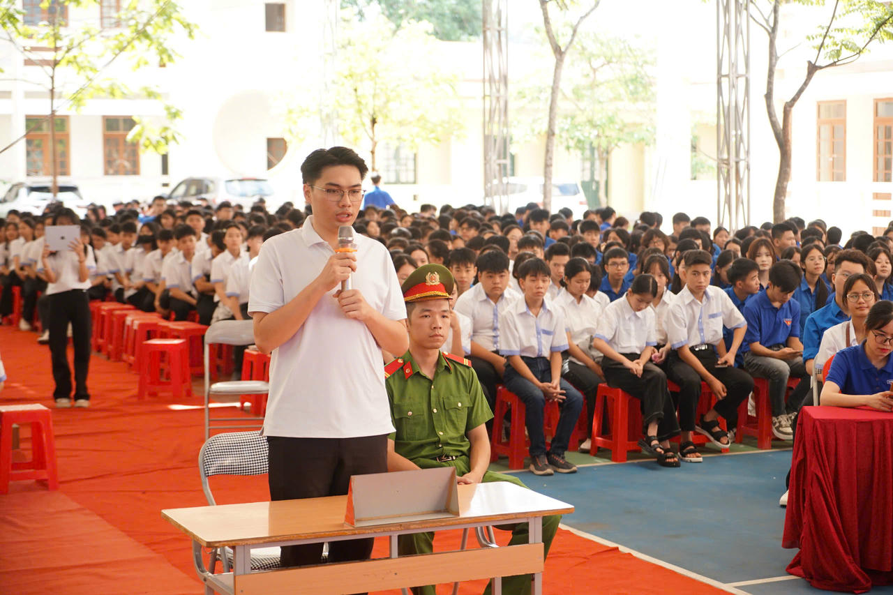 Phiên tòa giả định tuyên truyền về phòng, chống lừa đảo trên không gian mạng và chủ quyền biên giới quốc gia (Ảnh: Đ.Hải)