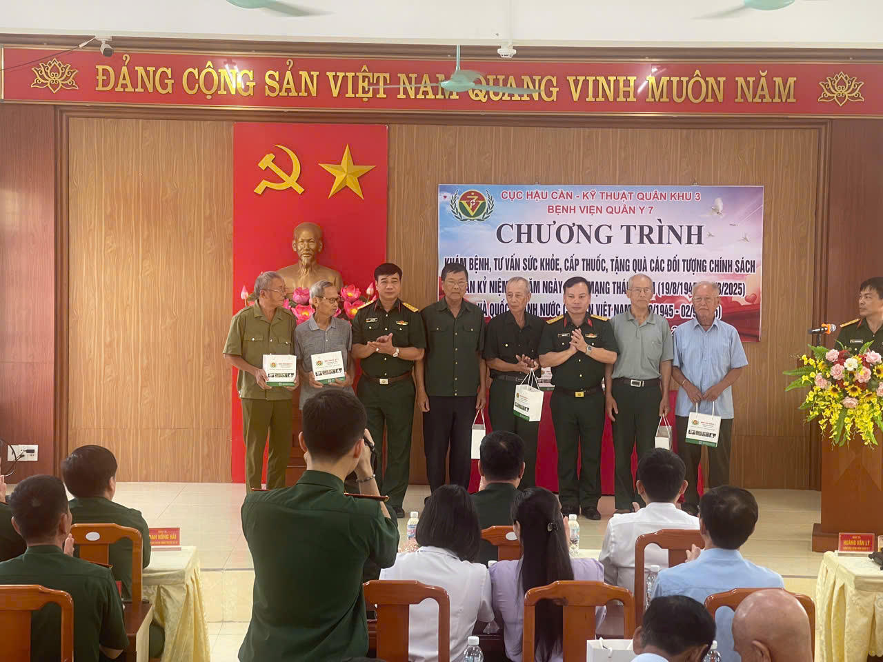 Bệnh viện Quân y 7, Cục Hậu cần - Kỹ thuật Quân khu 3 tổ chức đoàn khám bệnh, cấp thuốc và tư vấn sức khỏe cho gần 300 đối tượng, và tặng 20 suất quà cho các đối tượng chính sách tiêu biểu của phường Bình Khê. 