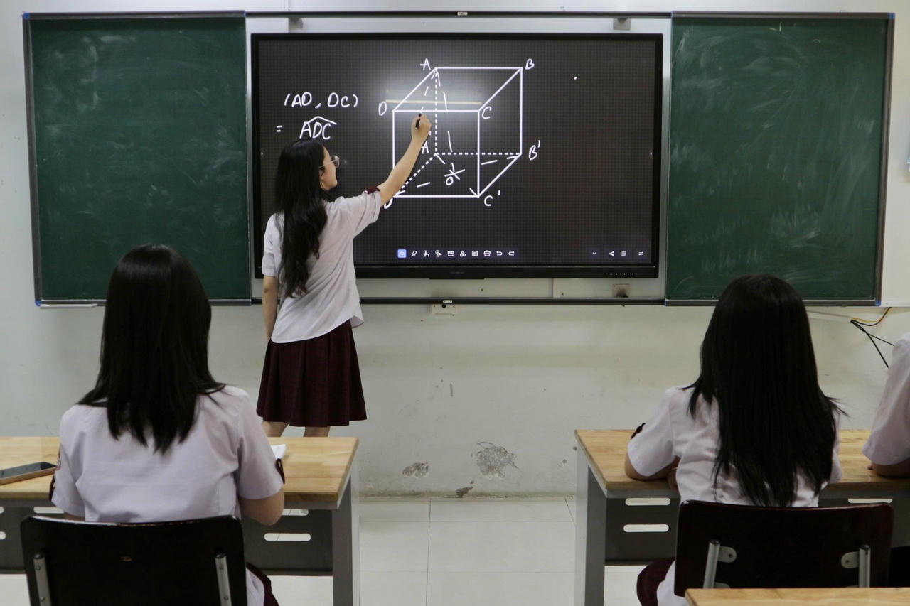 Màn hình tương tác biến giờ học thành một trải nghiệm chủ động, hấp dẫn