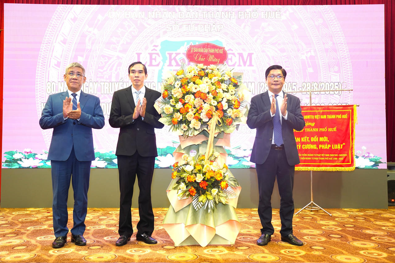 Phó Chủ tịch UNND TP Huế Nguyễn Chí Tài tặng hoa chúc mừng Sở Tư pháp