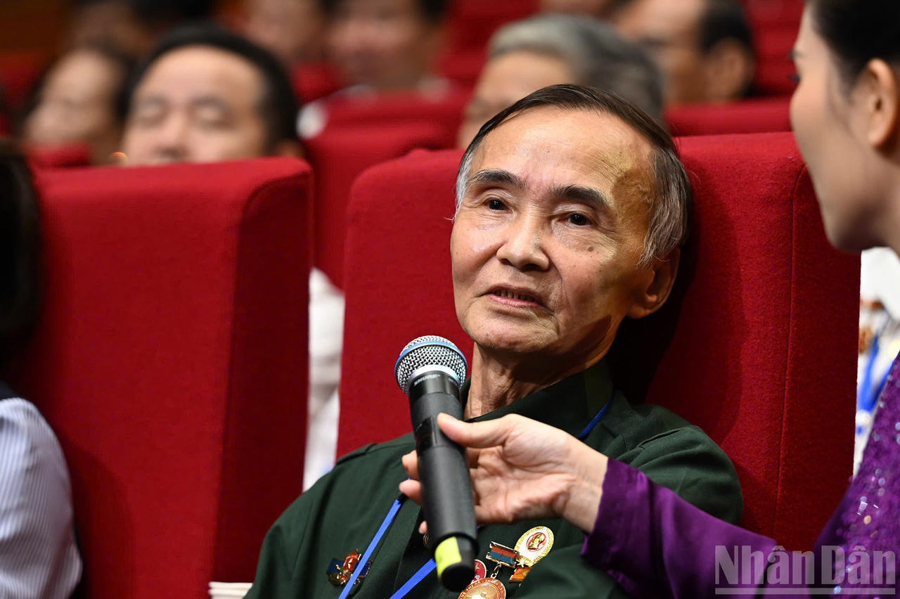 Cựu chiến binh Lê Xuân Chinh, nhân vật trong bức ảnh Nụ cười chiến thắng bên Thành cổ Quảng Trị chia sẻ tại gặp mặt. (Nguồn: Báo ND)