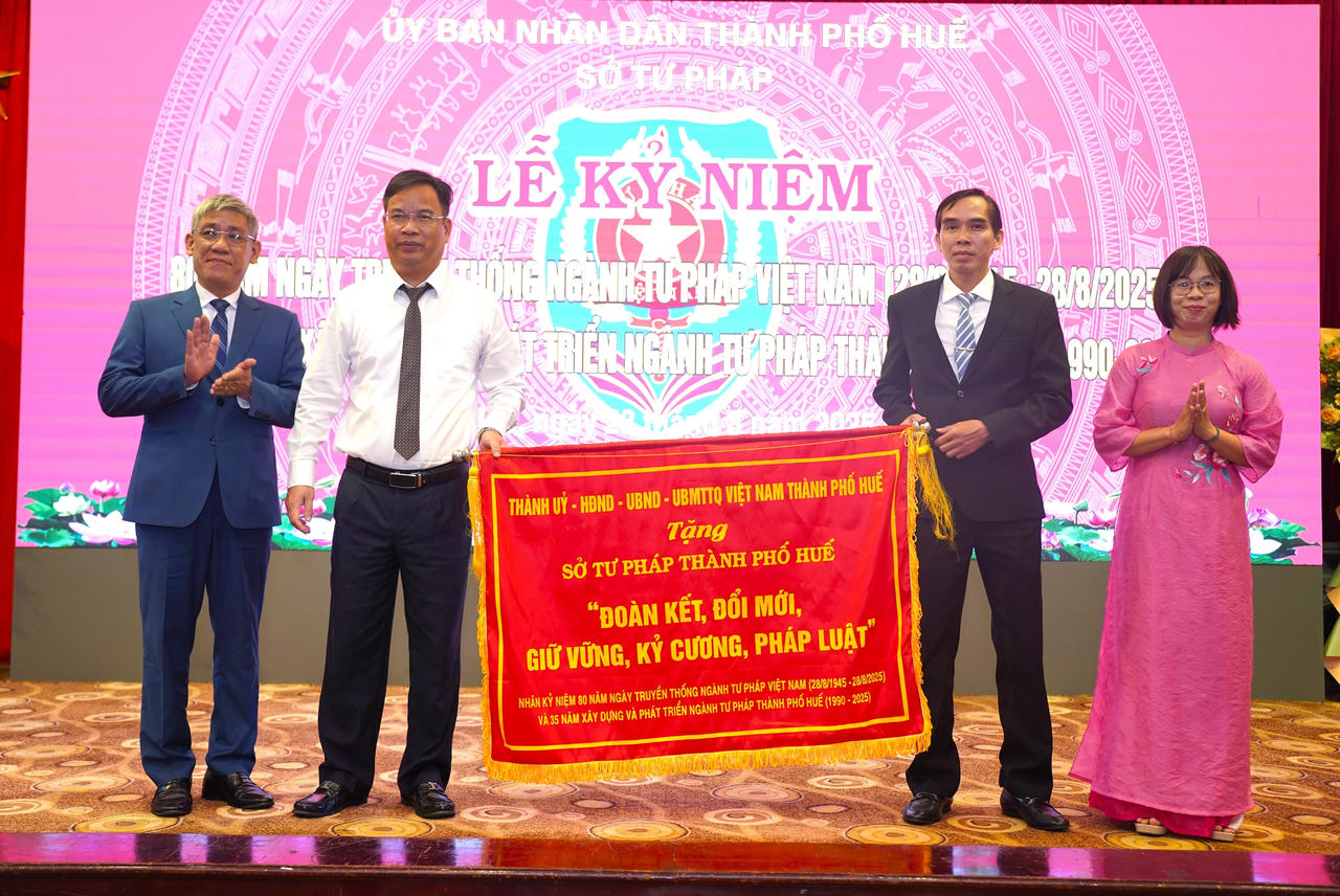 Thành ủy HĐND, UBND, UBMTTQ Việt Nam TP Huế tặng Sở Tư pháp Bức trướng với nội dung “Đoàn kết, đổi mới, giữ vững kỷ cương pháp luật”.