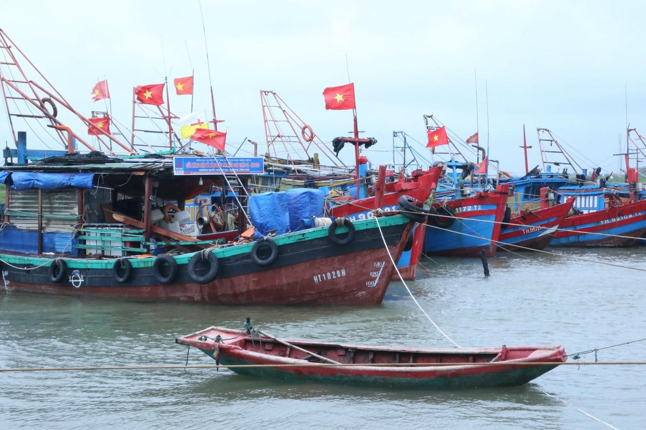 Hà Tĩnh chủ động xả tràn hồ chứa, ứng phó với bão số 5