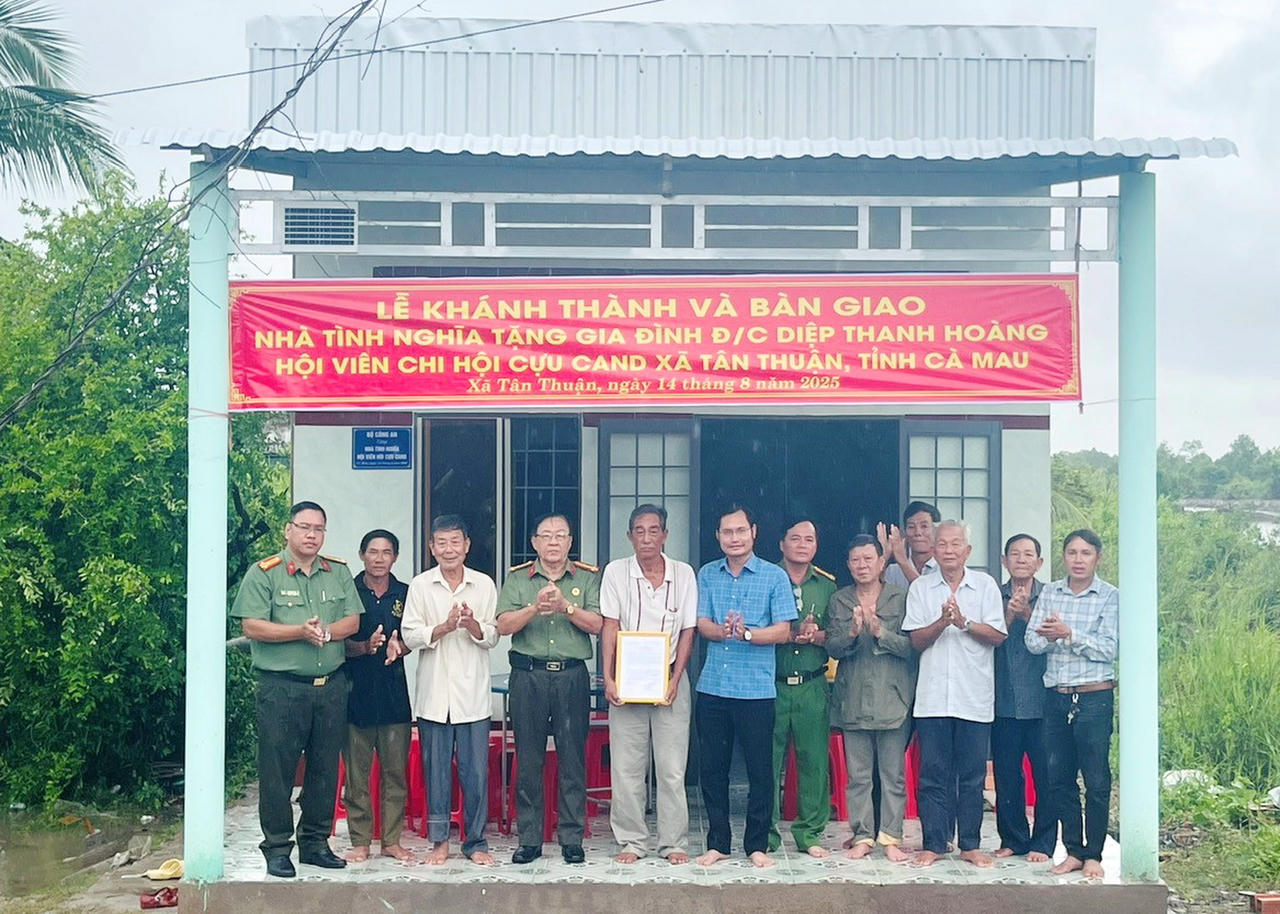 Công an tỉnh Cà Mau trao quyết định bàn giao nhà tình nghĩa cho ông Diệp Thanh Hoàng (Hội viên Chi hội Cựu CAND xã Tân Thuận).