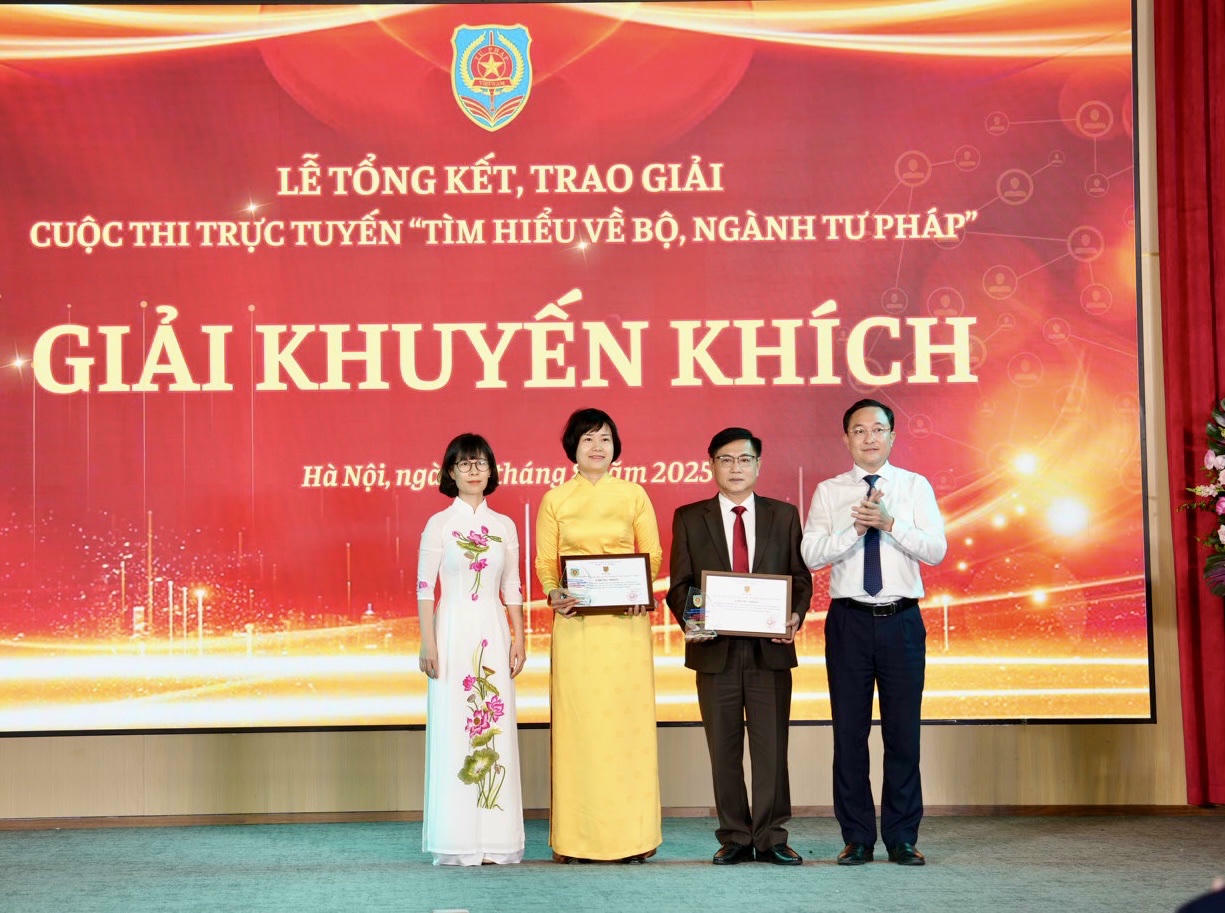 Ông Phan Hồng Nguyên (áo sơ-mi trắng ngoài cùng bên phải), Phó Cục trưởng Cục Phổ biến, giáo dục pháp luật và Trợ giúp pháp lý cùng bà Trần Thu Hường (áo dài trắng), Phó Vụ trưởng Vụ Tổ chức cán bộ lên trao giấy chứng nhận, biểu trưng Cuộc thi cho các cá nhân xuất sắc.