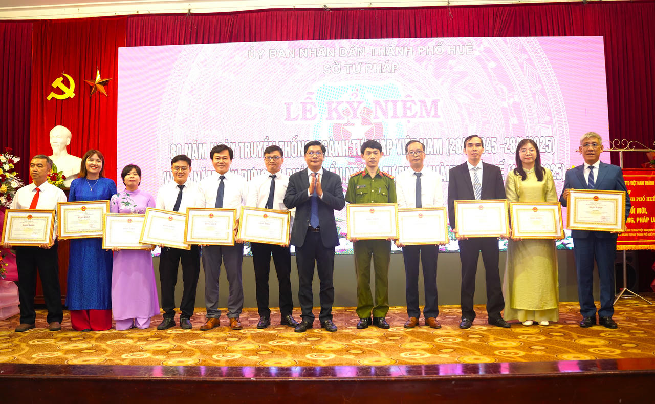 Lãnh đạo UBND TP Huế tặng Bằng khen cho các cá nhân, tập thể vì đã có thành tích xuất sắc trong công tác cải cách hành chính giai đoạn 2021-2025 và thành tích xuất sắc trong rà soát, xử lý dữ liệu sai lệch giữa cơ sở dữ liệu hộ tịch điện tử