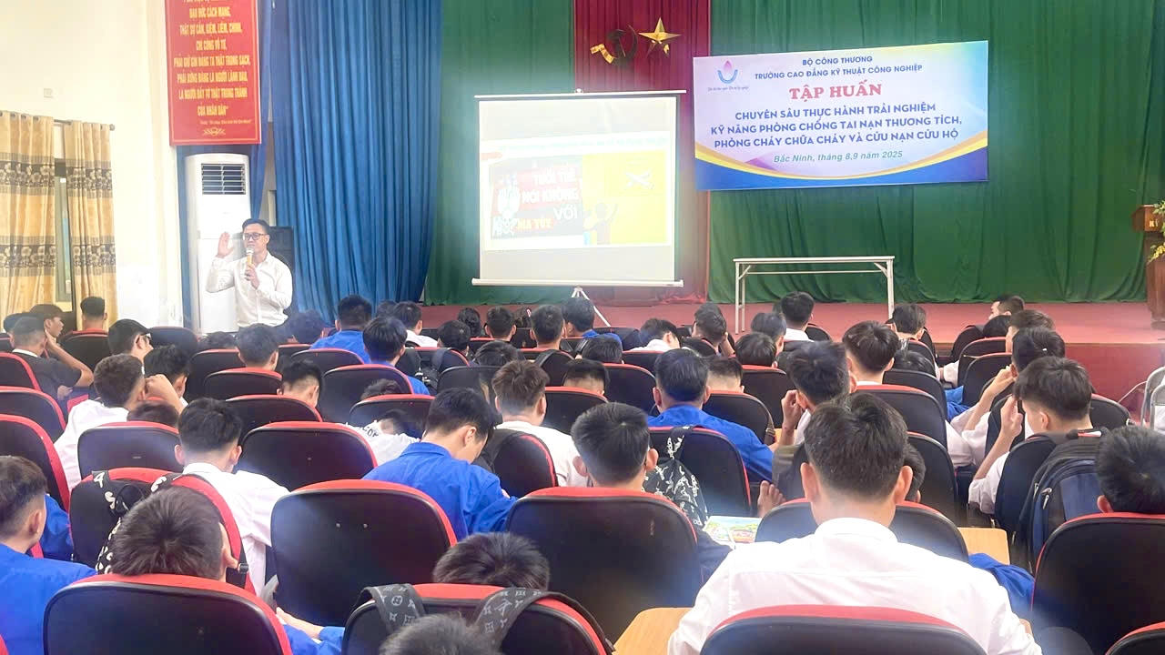 Tập huấn PCCC & CNCH tại Trường Cao Đẳng Kỹ Thuật Công Nghiệp (Ảnh: Hoàng Tùng)