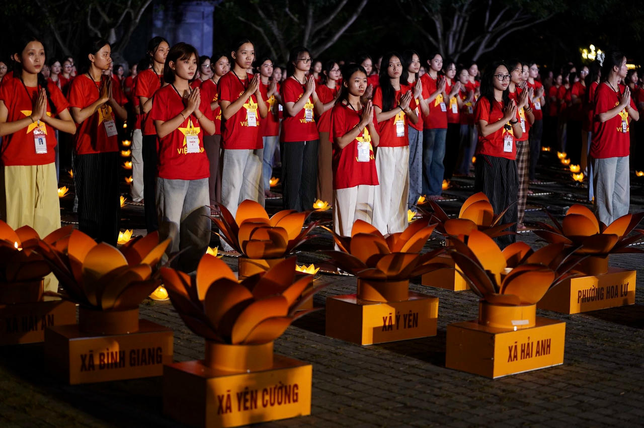 129 bông hoa đăng đại diện cho 129 xã, phường của tỉnh Ninh Bình được thắp sáng và kết thành dòng chữ “Ninh Bình” rực rỡ giữa sân chùa Bái Đính.