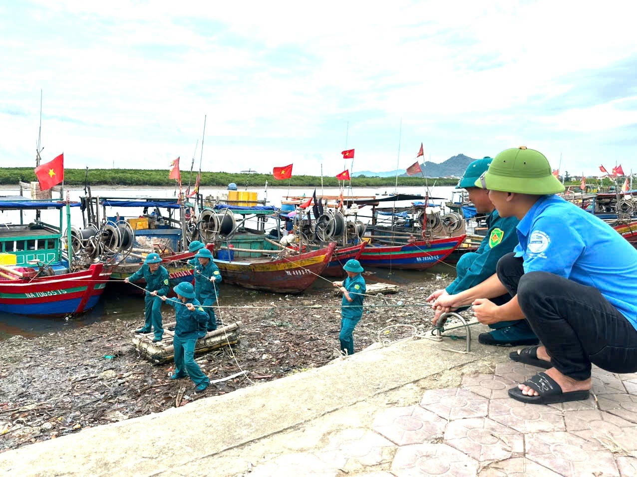 Lực lượng chức năng hỗ trợ đưa tàu thuyền về neo đậu và tránh trú bão. Ảnh: PV
